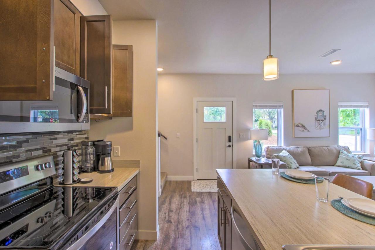 Riverfront Townhome With Grill! *