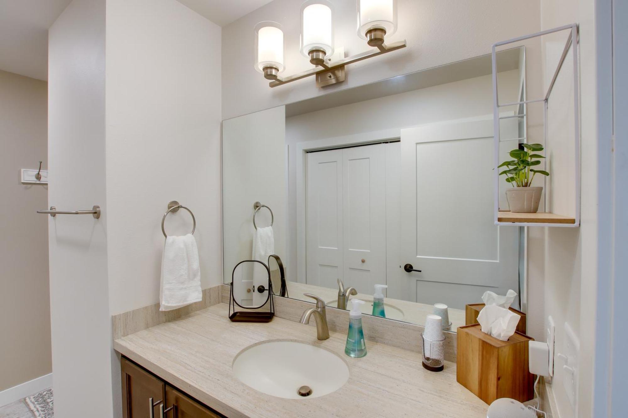 Riverfront Townhome With Grill! Holiday home