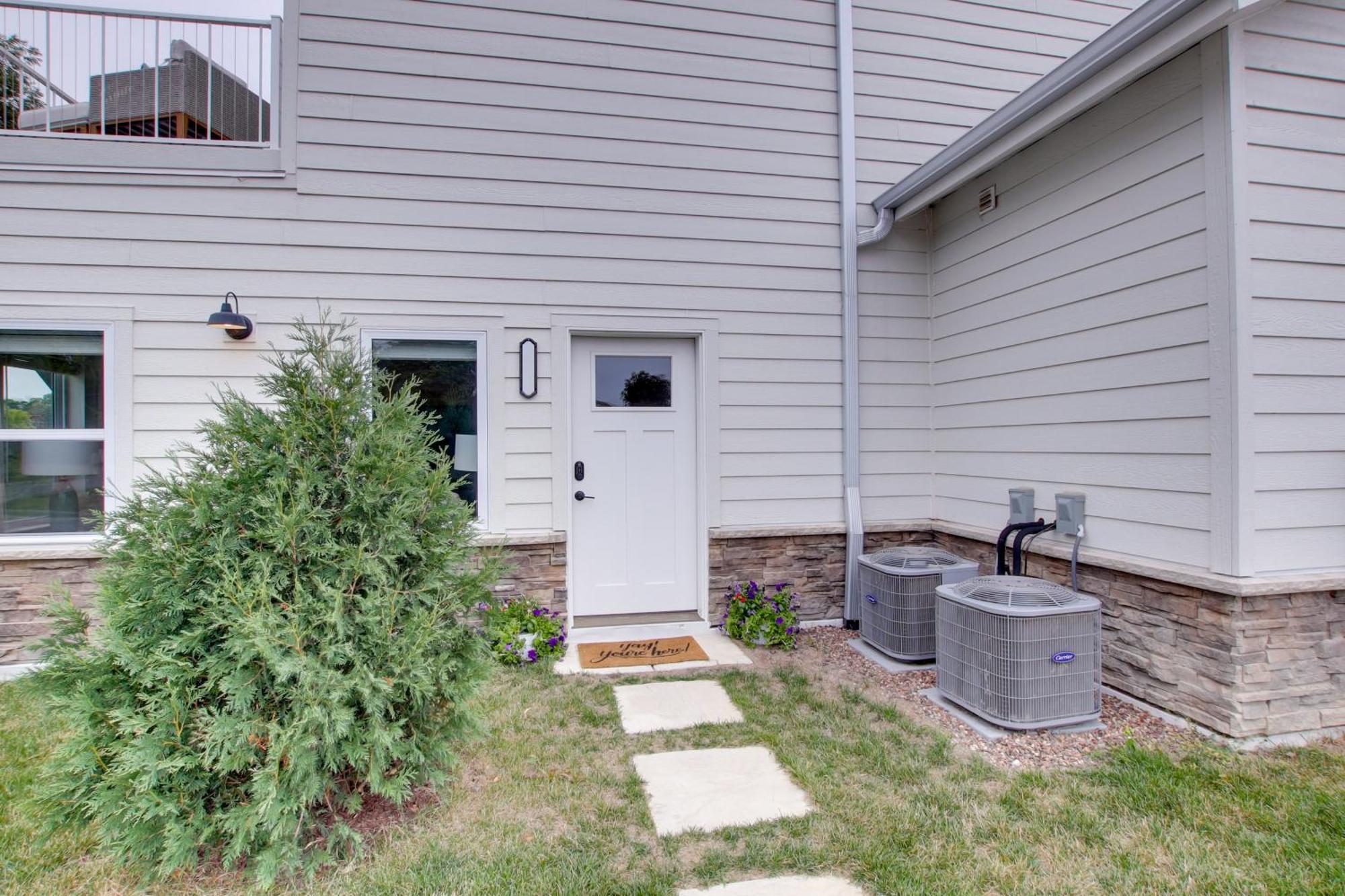 Riverfront Townhome With Grill! Holiday home