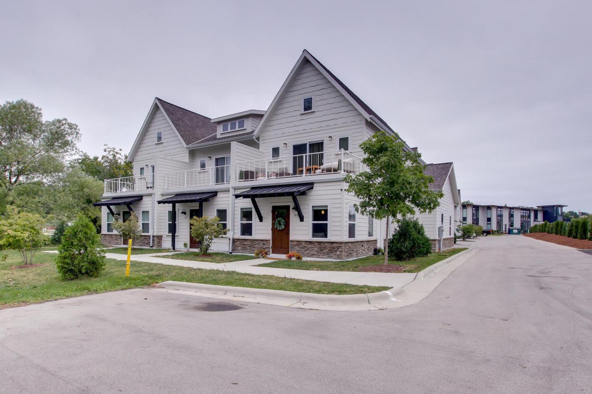 Riverfront Townhome With Grill! *